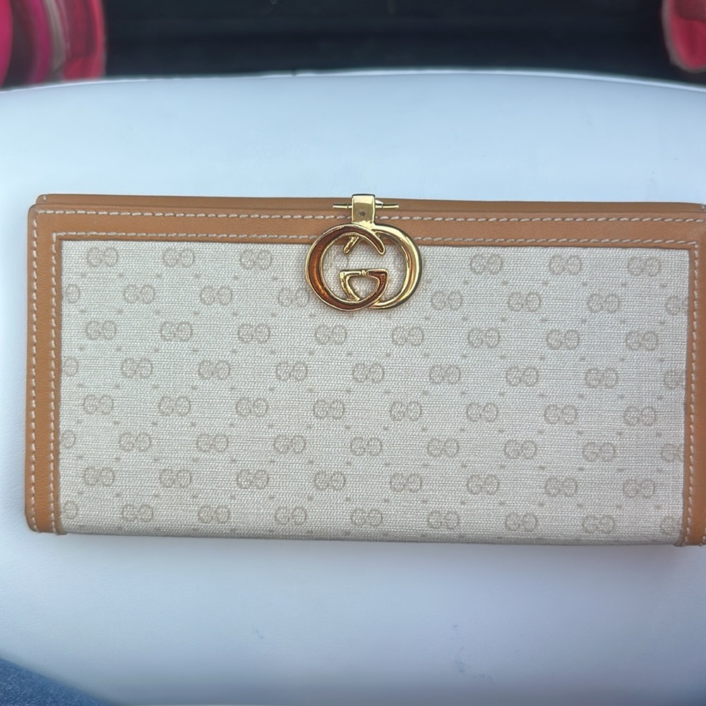 Gucci authentic long wallet, like new.